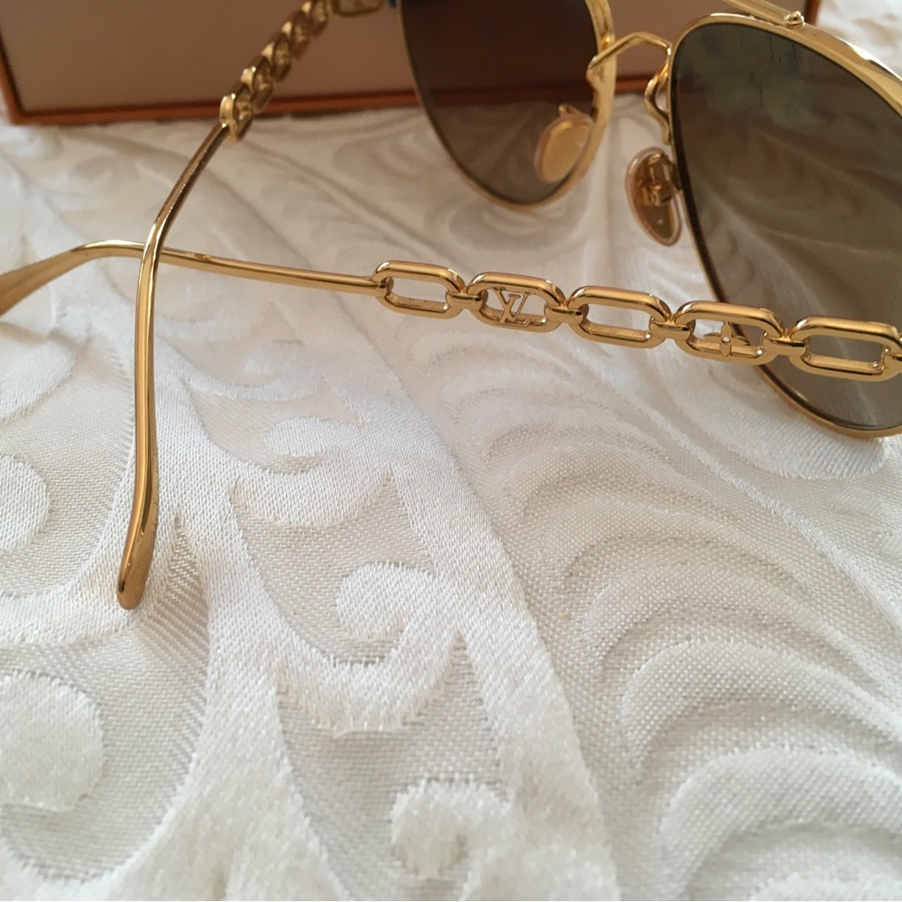 Louis Vuitton Authentic PilotGold Frame Brown Lens Sunglasses with Chain Temples - Picture 15 of 16
